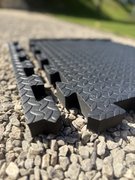 HIPPOFY präsentiert innovative EVA-Stallmatten für mehr Komfort und Hygiene im Pferdestall